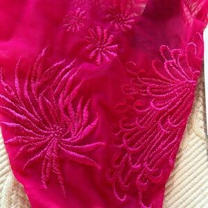 NATORI Lavish Fushia Pink Embroidered Thong sz L